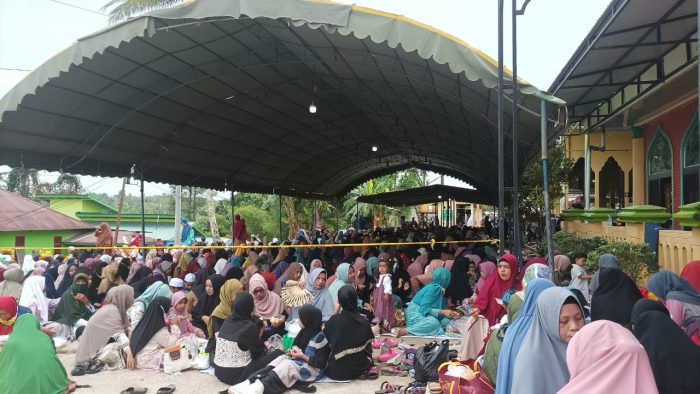 Jamaah saat menghadiri Haul Akbar Al Maghfurlah Al Allamah KH Achmad Syarwani Zuhri ke 4, di Masjid Jami' Ussholihin Komplek Pondok Pesantren Syekh Muhammad Arsyad Al Banjari, di kilometer 19, Minggu (5/2/2023). Foto: BorneoFlash.com/Niken Sulastri.