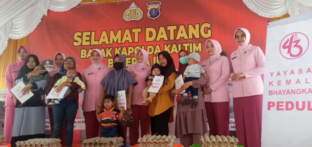 Kapolda beserta Ketua Bhayangkari Daerah Kaltim Ny. Ade Imam Sugianto memberikan tali asih kepada beberapa anak penderita stunting di Kecamatan Samboja dan Kecamatan Sangasanga.