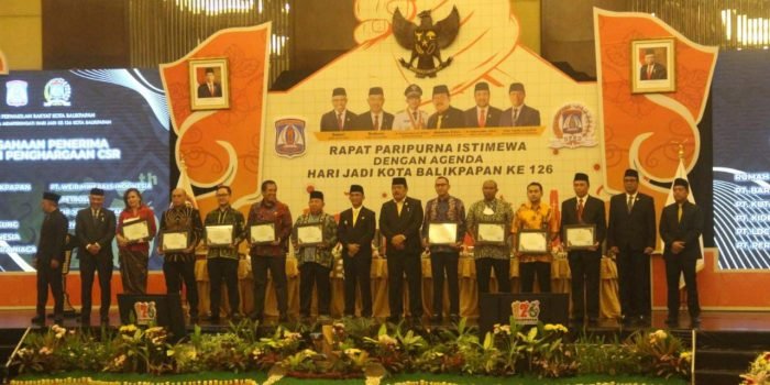 Para Penerima penghargaan bersama Wali Kota Balikpapan H Rahmad Mas'ud, Ketua DPRD Balikpapan H Abdulloh beserta Wakil Ketua DPRD Balikpapan, pada rapat paripurna istimewa DPRD Balikpapan, di Ballroom Hotel Novotel Balikpapan, pada hari Selasa (7/2/2023).