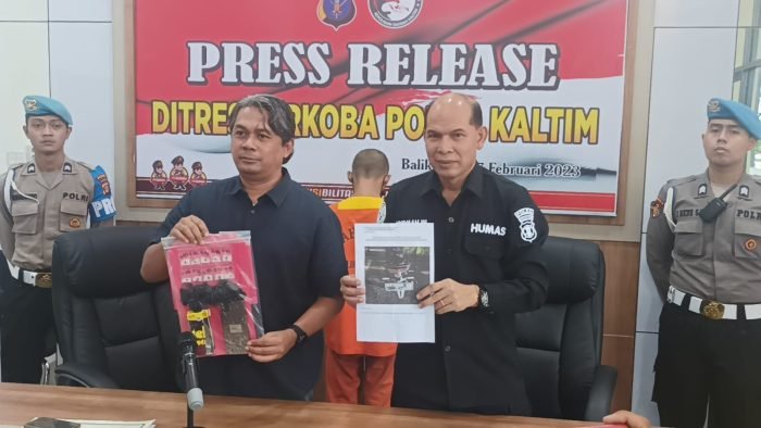 Kasubbid Penmas Bidhumas Polda Kaltim, AKBP I Nyoman Wijana didampingi Wadir Resnarkoba Polda Kaltim, AKBP Rino Eko menunjukan barang bukti saat press rilis pengungkapan narkoba, di Ruang Ditresnarkoba, Selasa (7/2/2023). Foto: BorneoFlash.com/Niken Sulastri.