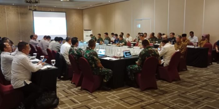 Deputi Bidkoor Pertahanan Negara Kemenko Polhukam RI, Mayjen TNI Heri Wiranto S.E., M.M., M.Tr.(Han), saat memimpin Rapat Koordinasi, di Hotel Grand Jatra, pada hari Selasa, (7/2/2023). Foto: BorneoFlash.com/Ist.