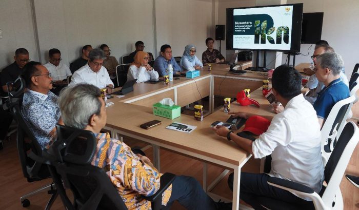 Kepala Otorita Ibu Kota Nusantara (OIKN) Bambang Susantono menerima kunjungan Duta Besar Swiss, di area hunian pekerja konstruksi di IKN Nusantara, pada Rabu (8/2/2023). Foto: BorneoFlash.com/Ist.