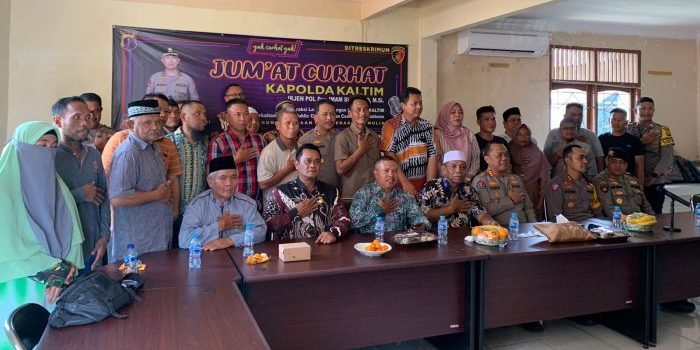 Polda Kaltim kembali mengadakan kegiatan Jumat Curhat yang dilaksanakan di Aula Kantor Kelurahan Merdeka Samboja Kabupaten Kutai Kartanegara, Jumat (10/2/2023). Foto: HO/Humas Polda Kaltim.