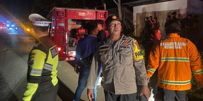 Anggota UKL Regu II Polres Kubar Polda Kaltim mendatangi lokasi kebakaran sebuah rumah, di Kecamatan Barong Tongkok, Kabupaten Kubar terbakar hebat, Jumat (10/2/2023) sekitar pukul 20.30 WITA. Foto: HO/Humas Polda Kaltim.