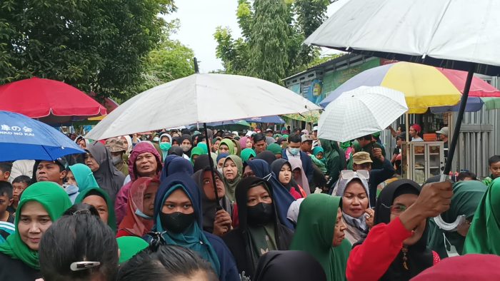 Peserta jalan sehat dalam rangka Harlah 1 Abad Nahdlatul Ulama dan Hari Ulang Tahun (HUT) ke 126 Kota Balikpapan. Foto: BorneoFlash.com/Niken Sulastri.