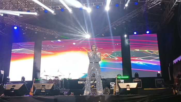 Melly Goeslaw saat tampil pada hiburan rakyat di Lapangan Merdeka, pada hari Minggu (12/2/2023) malam. Foto: BorneoFlash.com/Niken Sulastri.