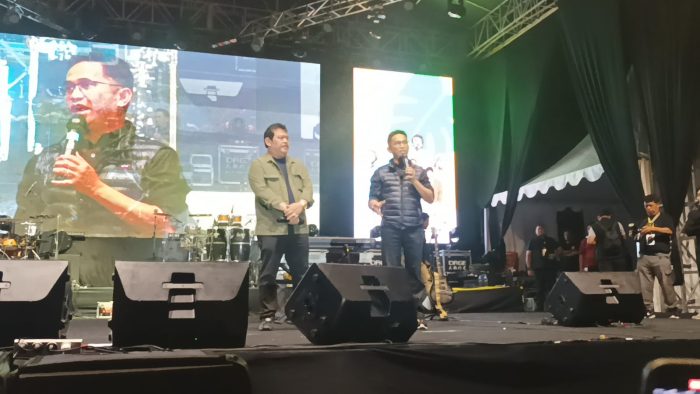 Wali Kota Balikpapan H rahmad Mas’ud Bersama Ketua DPRD Balikpapan Abdulloh Menyapa Warga Kota Balikpapan di acara Hiburan rakyat di Lapangan Merdeka, pada hari Minggu (12/2/2023) malam. Foto: BorneoFlash.com/Niken Sulastri.