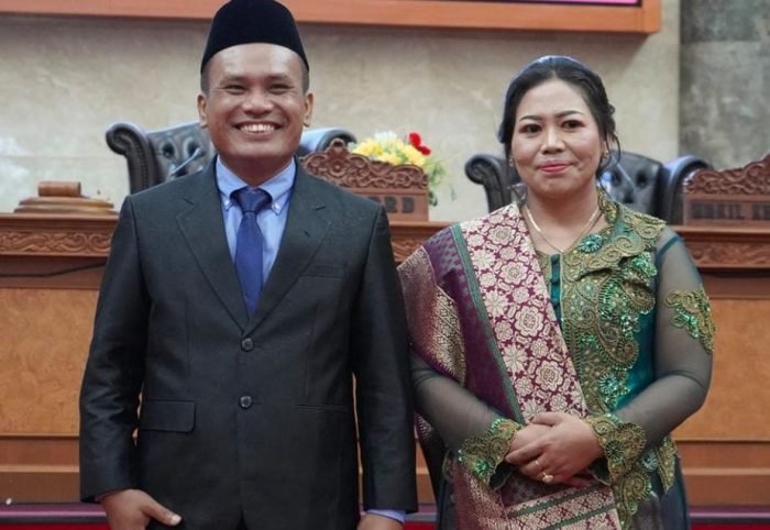 Anggota DPRD Kabupaten Kutai Barat Marulum Manihuruk Bersama istri Usai dilantik, pada Jumat (10/2/2023). Foto: BorneoFlash.com/Ist.