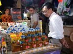 KPPU wilayah V saat meninjau penjualan Minyakita, di salah satu pasar di Kota Balikpapan. Foto: HO.
