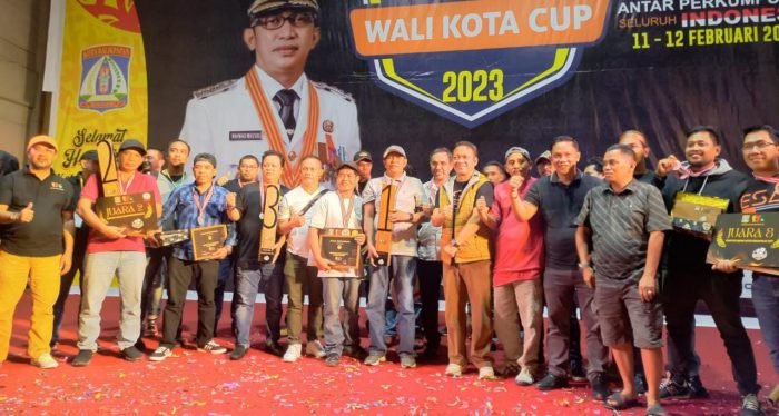 Para pemenang kompetisi domino antar perkumpulan seluruh Indonesia, yang berlangsung di BSCC/DOME telah berakhir, pada hari Minggu (12/2/2023) malam. Foto: BorneoFlash.com/Ist.