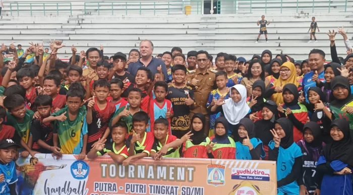 Peserta Turnamen Bola Tangan SDANSA Cup tingkat SD/MI Se Kalimantan Timur, Lapangan Tennis Indoor Balikpapan, pada hari Senin (13/2/2023). Foto: BorneoFlash.com/Niken Sulastri.