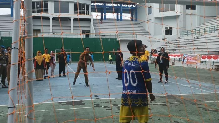 Wali Kota Balikpapan H Rahmad Mas'ud saat membuka Tournament dengan melemparkan bola ke gawang. pada hari Senin (13/2/2023). Foto: BorneoFlash.com/Niken Sulastri.