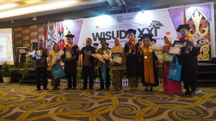 Branch Manager (BM) LP3I Balikpapan Sulistiah Hidayana, S.E (ke-3 dari kiri) saat sesi foto bersama mahasiswa terbaik dai program studi; Bisnis Administrasi, Komputer Akuntansi dan Informatika Komputer. Foto: HO.