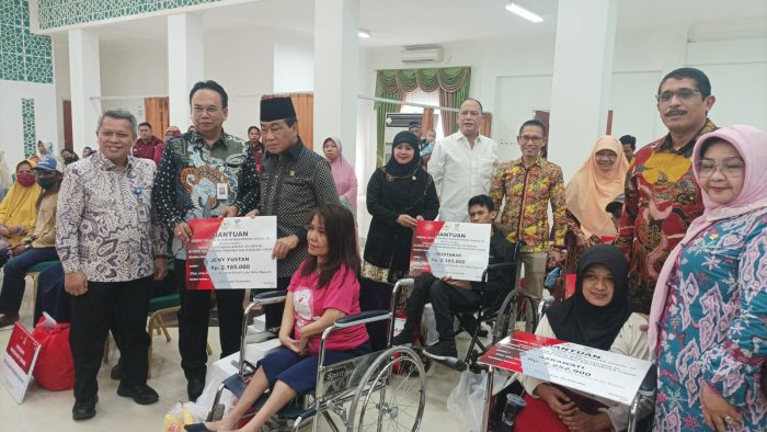 Sekretaris Jenderal Kementerian Sosial RI, Harry Hikmat bersama Komisi VIII DPR RI saat meninjau bantuan yang diberikan kepada KPM, di Embarkasi Haji Jalan Mulawarman Kota Balikpapan, pada hari Jumat (17/2/2023) sore. Foto: BorneoFlash.com/Niken Sulastri.