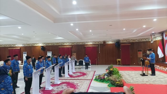 Wali Kota Balikpapan H Rahmad Mas'ud kembali melantik dan mengambil sumpah janji jabatan pejabat pimpinan tinggi pratama, administrator dan pengawasan di lingkungan Pemkot Balikpapan dihelat di Aula Balai Kota, Senin (20/2/2023) Malam. BorneoFlash.com/Niken Sulastri.