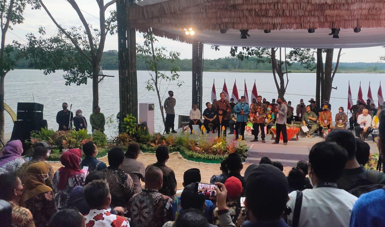 Presiden Jokowi Serahkan SK Perhutanan Sosial dan SK TORA di Wisata Hutan Bambu Karang Joang