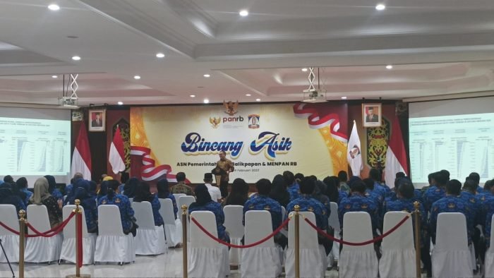 Menteri PAN RB Abdullah Azwar Anas saat memberikan sambutan saat bincang asyik ASN Pemkot Balikpapan, di Aula Balai Kota Balikpapan, Jumat (24/2/2023). Foto: BorneoFlash.com/Niken Sulastri.