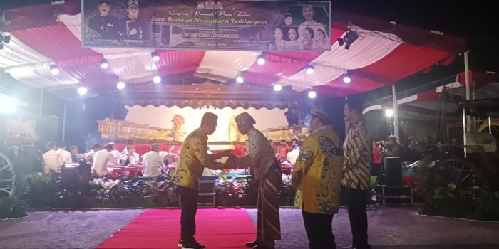 Dukung Pembangunan IKN, Pangeran Keraton Yogyakarta GBPH Serahkan Kereta Garuda Kencana ke Wali Kota Balikpapan