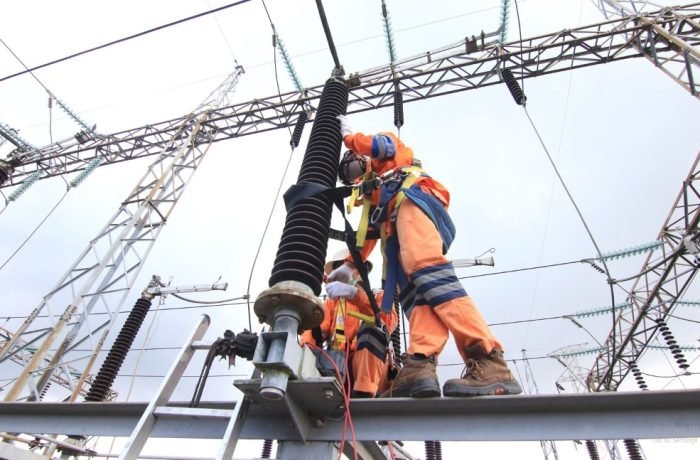 Petugas dan fasilitas pendukung di siagakan di beberapa titik untuk memastikan agenda RI 1 berlangsung lancar terutama dari sisi kelistrikan. Foto: HO/PLN UID Kaltimra.