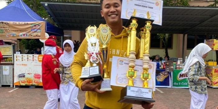 Bripda Yoga Prabu Personel Bidhumas Polda Kaltim pelatih puluhan anggota Pasukan Pengibar Bendera (Paskibra) di SMPN 11 Balikpapan. Foto: HO/Humas Polda Kaltim.