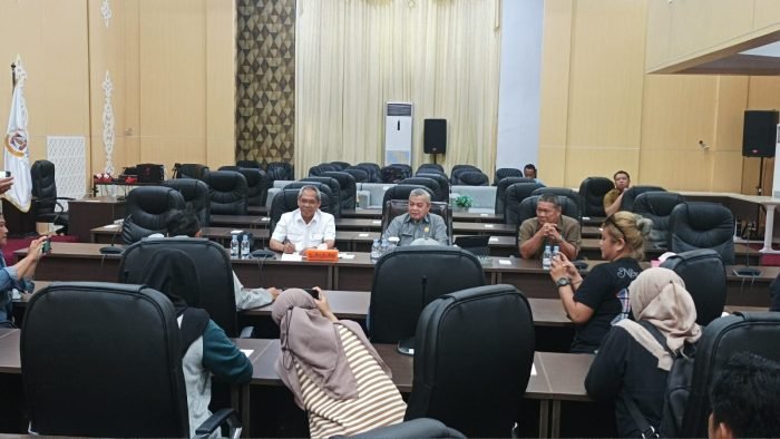 (ki-ka) Wakil BK DPRD Balikpapan, Capt M Hatta Umar, Ketua BK DPRD Balikpapan, Ali Munsjir Halim dan Anggota DPRD Balikpapan Wiranata Oey saat konferensi pers, di ruang rapat paripurna DPRD Balikpapan, pada hari Senin (27/2/2023). Foto: BorneoFlash.com/Niken Sulastri.