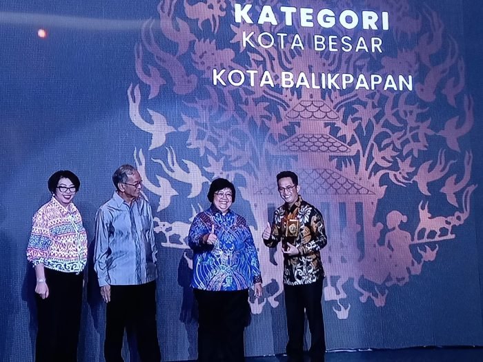 Menteri LHK Siti Nurbaya Bakar memberikan penghargaan Adipura Kencana kepada Wali Kota Balikpapan Rahmad Mas’ud, di Gedung Manggala Wana Bakti, KLHK Jakarta, Selasa (28/2/2023). Foto: BorneoFlash.com/Ist.