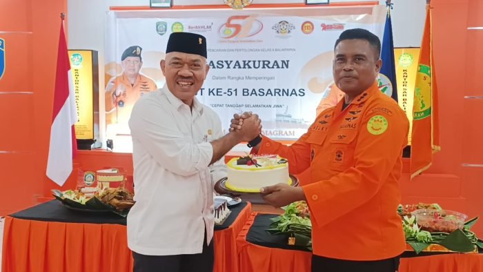 Wakil Ketua DPRD Balikpapan Budiono bersama Kepala Kantor Basarnas Kaltim Melkianus Kotta. Foto: BorneoFlash.com/Niken Sulastri.
