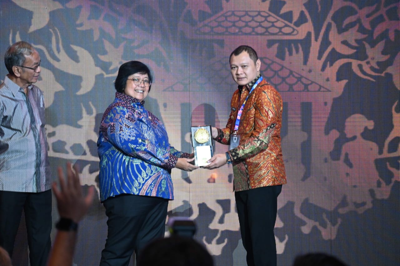 Penyerahan Piala Adipura Oleh Menteri Lingkungan Hidup dan Kehutanan (LHK) RI Siti Nurbaya. Foto: BorneoFlash.com/Ist.