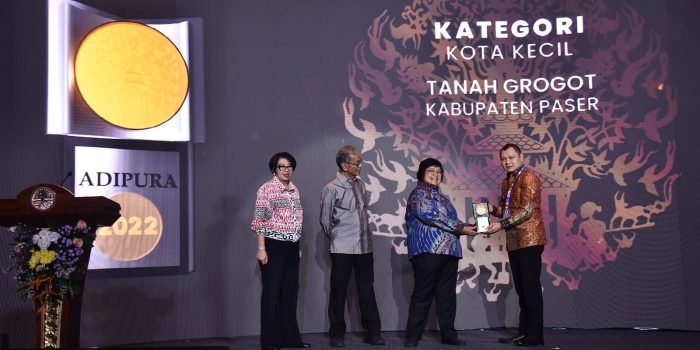 Foto Bersama Bupati Paser dr Fahmi Fadli Terima Piala Adipura oleh Kementerian Lingkungan Hidup dan Kehutanan