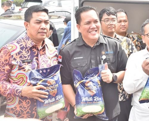 Wali kota Samarinda Dr. H. Andi Harun menyapa warga pada Operasi pasar Beras murah yang dilakukan di kecamatan Samarinda kota, Kamis (16/2/2023) pagi. Foto: HO/diskominfo.samarindakota.go.id