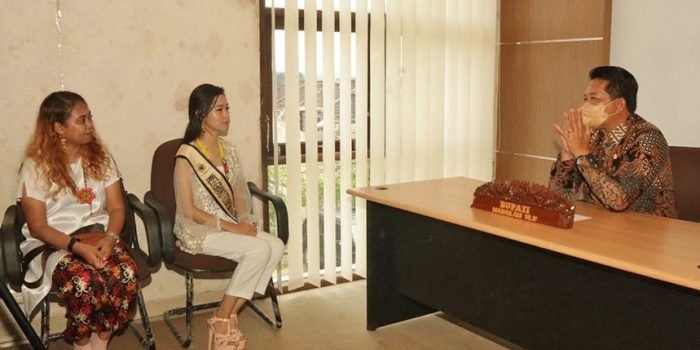 Lakukan Kunjungan Kehormatan Miss Grand Tourism Kaltim 2022 Meminta Dukungan Kepada Bupati Mahakam Ulu Bonifasius Belawan Geh di Kantor Penghubung Pemkab Mahulu di Samarinda Foto:BorneoFlash.com/Prokopim Mahakam Ulu