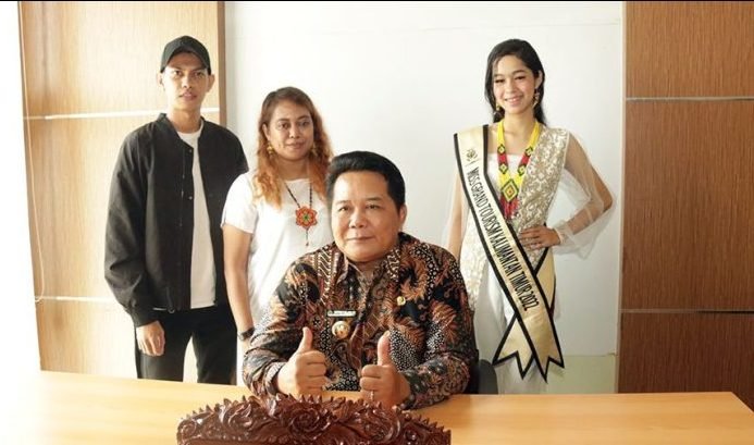Bupati Mahakam Ulu Bonifasius Belawan Geh Menerima Kunjungan Kehormatan Miss Grand Tourism Kaltim 2022 di Kantor Penghubung Pemkab Mahulu di Samarinda Foto:BorneoFlash.com/Prokopim Mahakam Ulu