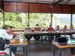 Wakil Bupati Mahakam Ulu, Drs. Yohanes Avun M.Si membuka acara Sosialisasi dan Koordinasi Pembentukan Project Management Unit (PMU) serta Pelaksanaan Rapat Koordinasi Pengelolaan dan Pemanfaatan Dana Bagi Hasil (DBH) Desa Kabupaten Mahulu di ruang Meeting Room Cafe Vespapora Ujoh Bilang pada Kamis (23/03/2023). 