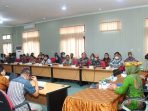 Meningkatkan profesionalisme aparatur sipil negara (ASN) adalah prioritas utama Pemerintah Kabupaten Mahakam Ulu. Dalam upaya itu, acara pendampingan pengelolaan kinerja pegawai (SKP) digelar untuk memastikan ASN tetap kompeten dan kompetitif. Semoga kegiatan ini dapat memberikan manfaat yang besar bagi kemajuan Kabupaten Mahakam Ulu Foto: Prokim/BorneoFlash.com
