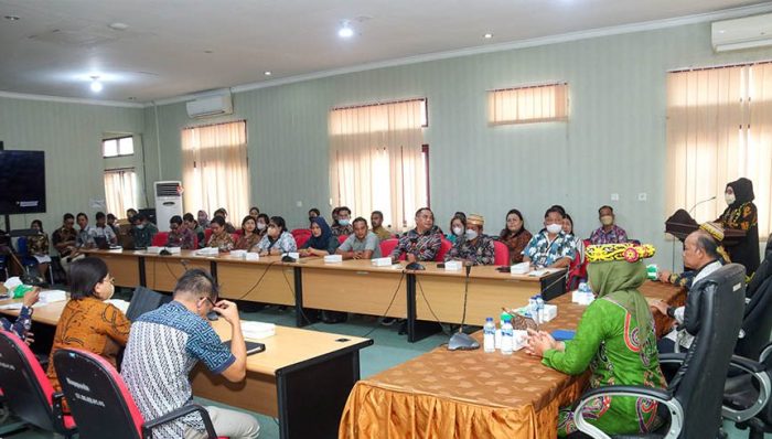 Meningkatkan profesionalisme aparatur sipil negara (ASN) adalah prioritas utama Pemerintah Kabupaten Mahakam Ulu. Dalam upaya itu, acara pendampingan pengelolaan kinerja pegawai (SKP) digelar untuk memastikan ASN tetap kompeten dan kompetitif. Semoga kegiatan ini dapat memberikan manfaat yang besar bagi kemajuan Kabupaten Mahakam Ulu Foto: Prokim/BorneoFlash.com