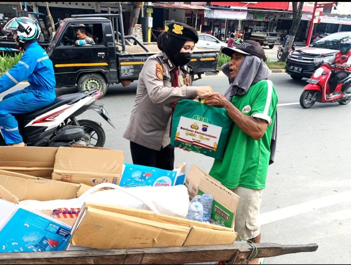 Ditpamobvit Polda Kaltim kembali menyalurkan Bansos yang bertajuk "Bantuan Sosial Untuk Negeri" berupa paket sembako kepada Masyarakat di sekitar Kota Balikpapan, Kamis (30/03/2023). Foto: HO/Humas Polda Kaltim.