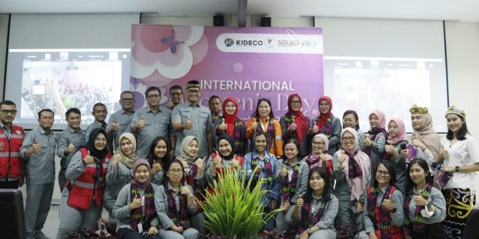 Presiden Direktur KIDECO, M.KUrnia Ariawan berfoto bersama dengan peserta Women International Days 2023. Foto: HO.