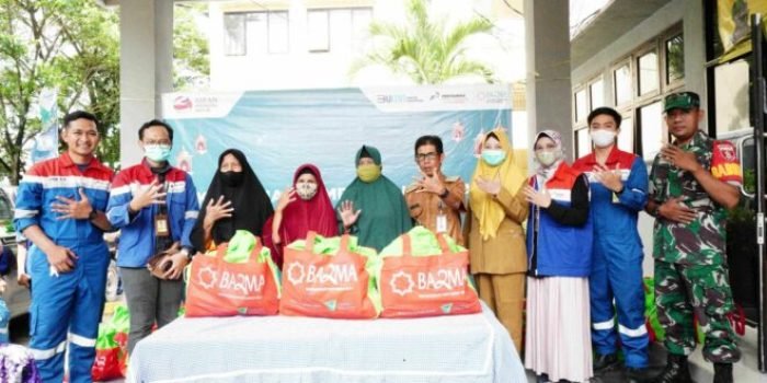 Bazma PT KPI Unit Balikpapan kembali membagikan paket sembako ramadhan ke warga di 11 Kelurahan sekitar wilayah operasional, pada pada Rabu (29/3/2023). Foto: HO/PT KPI Unit Balikpapan.