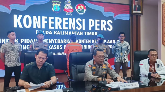 Dirreskrimsus Polda Kaltim, Kombes Pol Juda Nusa Putra, Kabid Humas Polda Kaltim, Kombes Pol Yusuf Sutejo dan Kasubdit Siber Krimsus Polda Kaltim, Kompol Andreas Aleks, pada konferensi pers Polda Kaltim, di Gedung Mahakam Polda Kaltim, pada hari Jumat (31/3/2023). Foto: BorneoFlash.com/Niken Sulastri.