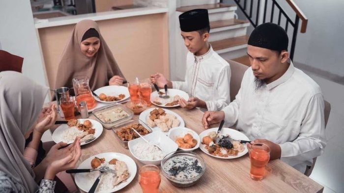 Sahur memiliki keutamaan yang tinggi karena Allah SWT telah memberkati makanan yang disantap pada waktu tersebut.