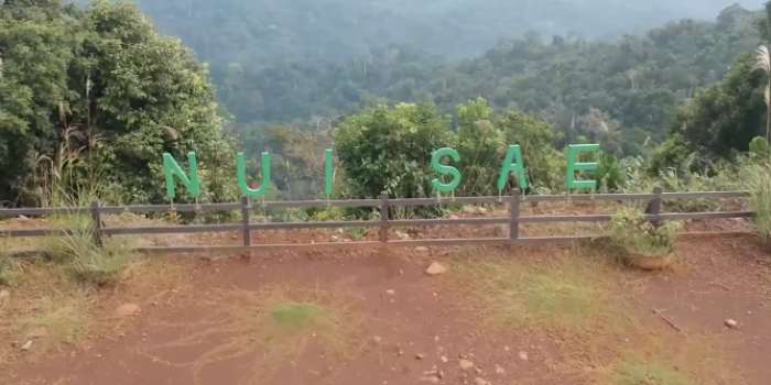Puncak bukit Nui Sae, objek wisata yang berada di Desa Long Gelang, Kecamatan Long Ikis, Kabupaten Paser, Kalimantan Timur. Foto: Tangkap layar Ibonks Channel