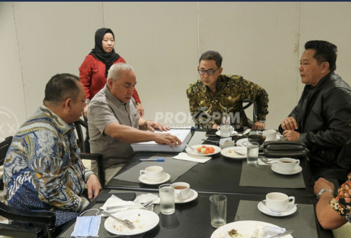 Gubernur Isran Noor dalam pertemuan dengan Bupati Mahulu Bonifasius Belawan Geh yang dibagikan melalui akun Instagram resmi Pemprov Kaltim.