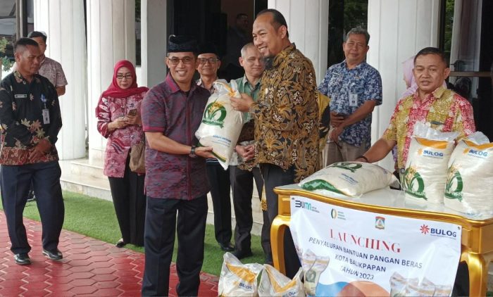 Wali Kota Balikpapan H Rahmad Mas'ud saat menerima bantuan pangan secara simbolis dari Pimpinan Wilayah Bulog Kaltim Kaltara Amrullah, di Halaman Balai Kota pada hari Kamis (30/2/2023). Foto: BorneoFlash.com/Niken Sulastri.