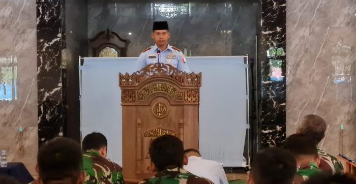 Komandan Lanud (Danlanud) Dhomber  Kolonel Pnb Sidik Setiono  S.E. M.Han saat memberikan sambutan pada peringatan Isra’ Mi’raj 1444 H/2023 M bertempat di Masjid Al Amin Lanud Dhomber, Rabu (1/3/2021). Foto: BorneoFlash.com/Ist.