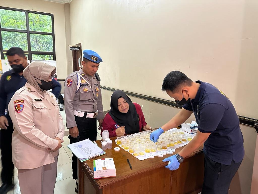 Biddokes Polda Kaltim Laksanakan Tes Urine Kepada Personel Polri