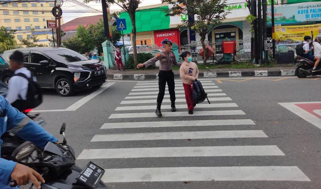 Wujud Kepedulian Polri, Personel Dit Samapta Bantu Anak Sekolah Menyebrang Jalan