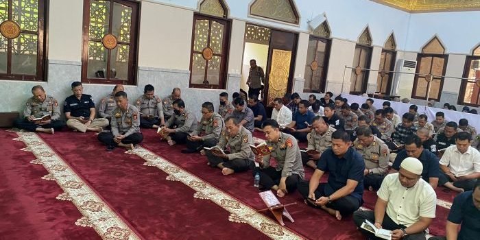Polda Kaltim gelar pembinaan rohani dan mental (Binrohtal) secara rutin untuk seluruh Anggota dan ASN Polda Kaltim di Masjid Al-Ikhlas, Kamis (2/3/2023). Foto: BorneoFlash.com/Ist.