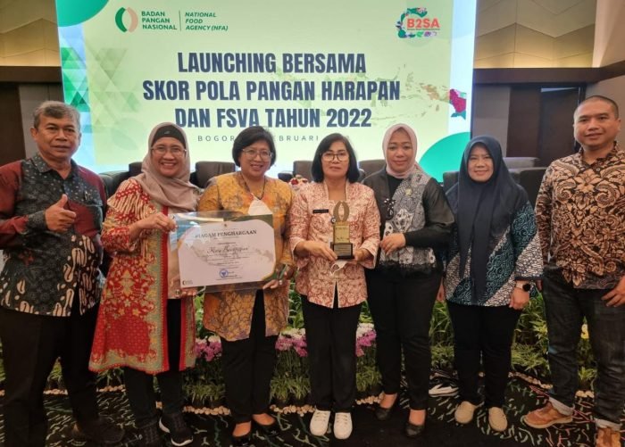 Penyerahan penghargaan kepada Dinas Pangan Pertanian dan Perikanan Kota Balikpapan. Foto: BorneoFlash.com/Ist.