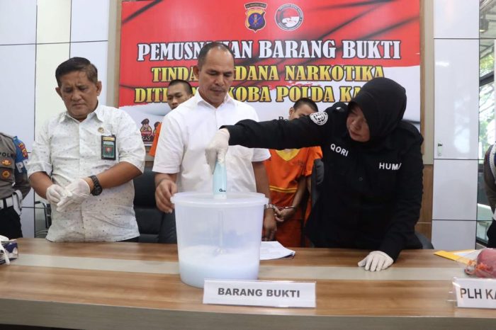 Polda Kaltim melakukan pemusnahan barang haram atau narkotika jenis sabu di Kota Balikpapan, Provinsi Kalimantan Timur pada Kamis (02/03/2023). Foto: BorneoFlash.com/Ist.
