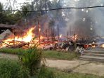 Terjadi kebakaran yang menghabiskan tiga rumah warga di Kampung Anah, di kecamatan Long Iram Kabupaten Kutai Barat pada Rabu sore (1/3/2023). Foto: BorneoFlash.com/Ist.